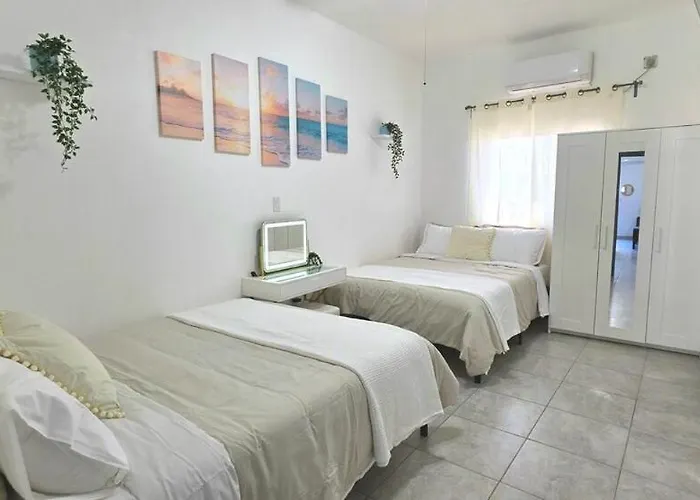 10 Min From Beach! 4 Queen Beds